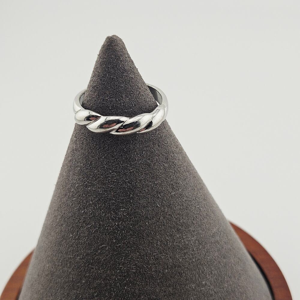 Silver Tone Scallop Twist Ring Casual Everyday Elevated Basic Size 9